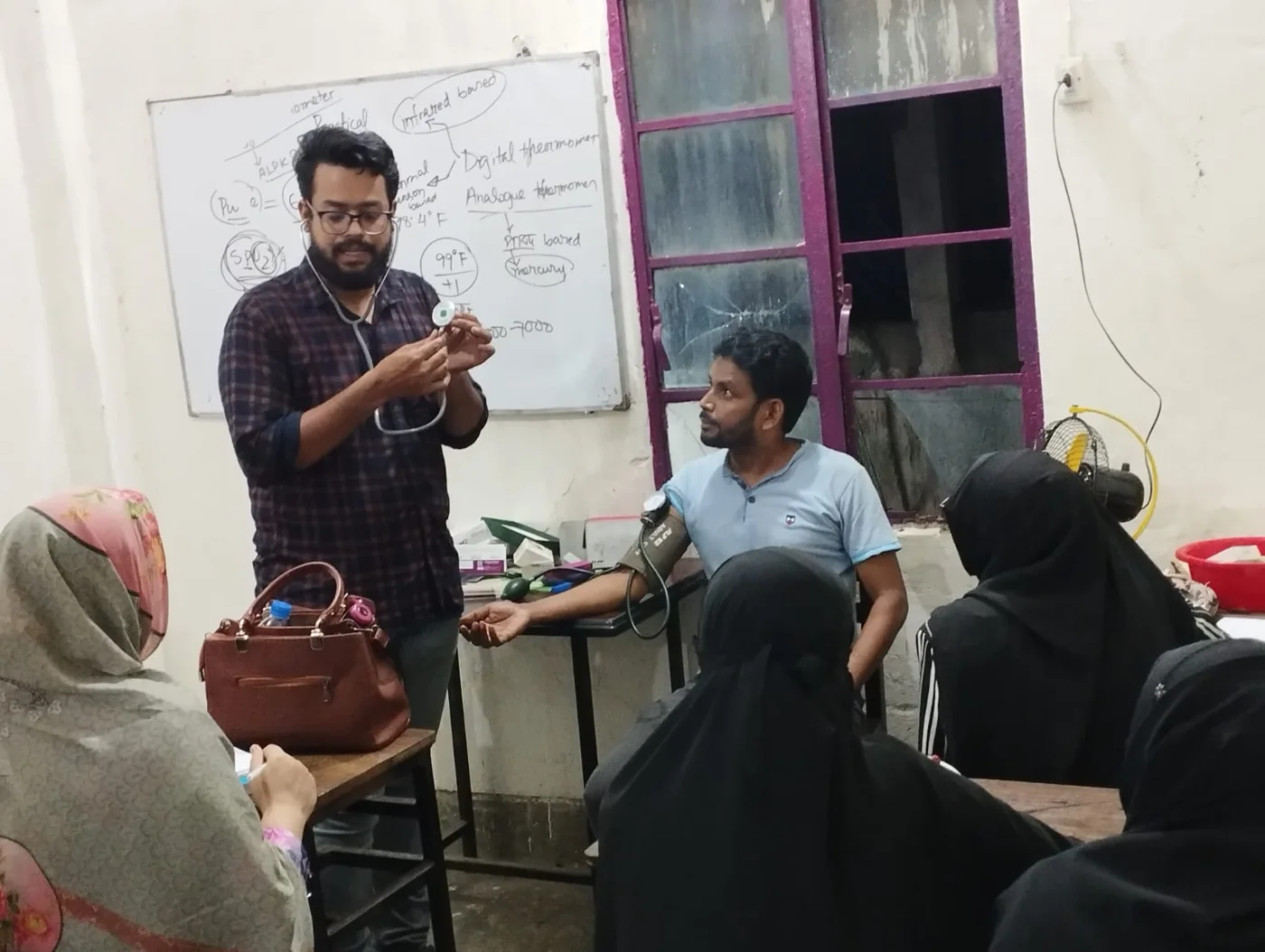 শিক্ষকের সঙ্গে রক্তচাপ মাপার ব্যবহারিক প্রশিক্ষণ