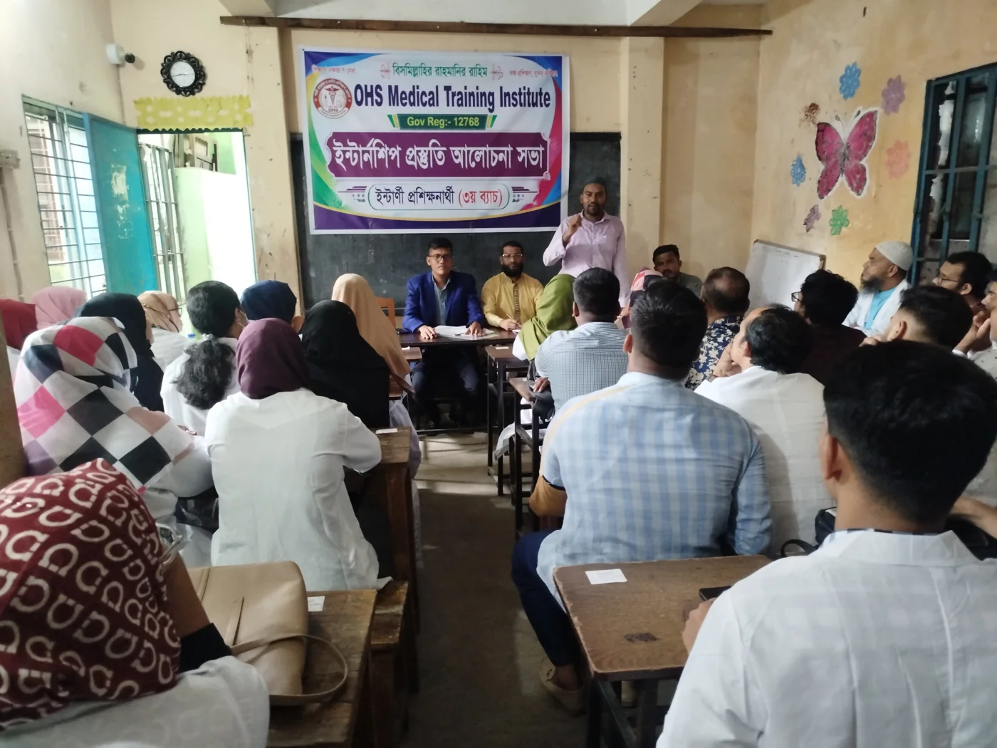 ওএইচএস শ্রেণিকক্ষে শিক্ষকের কাছে প্রশিক্ষণ নিচ্ছেন শিক্ষার্থীরা